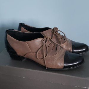 Valeria Grossi taupe/black leather oxfords, size 6.5